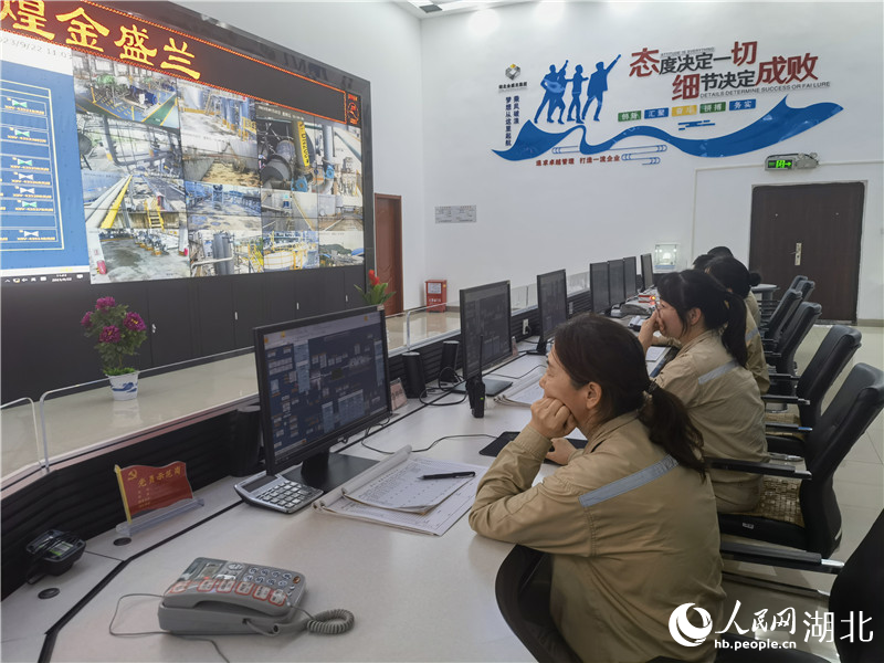 湖北金盛蘭冶金科技有限公司值班室內(nèi)，“黨員示范崗”桌牌擺在顯眼位置。人民網(wǎng) 周雯攝