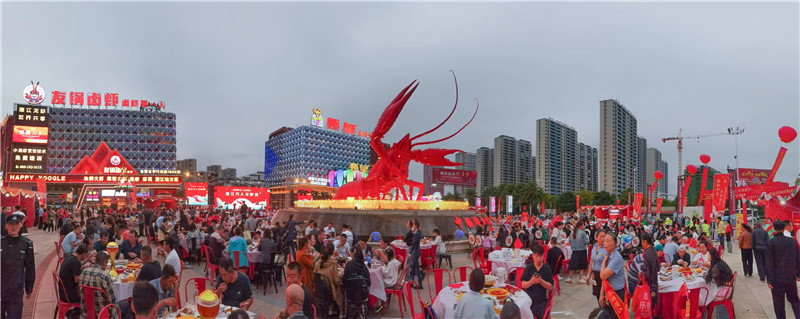 萬人同享潛江龍蝦。潛江市委宣傳部供圖