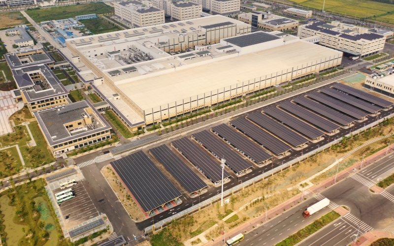 廠區(qū)光伏板車棚鳥瞰圖。馬強(qiáng)攝