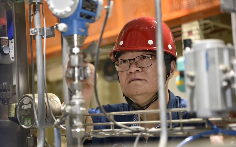 車間技師進(jìn)行檢修設(shè)備。駱毅攝