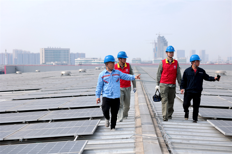 國網(wǎng)鄂州供電公司“鄂電紅馬甲”檢查唯品會光伏電站確保更多清潔能源上網(wǎng)。戴佩攝