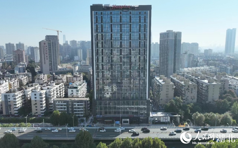 煥然一新的金馬大廈正準(zhǔn)備開業(yè)迎賓。人民網(wǎng)記者 郭婷婷攝