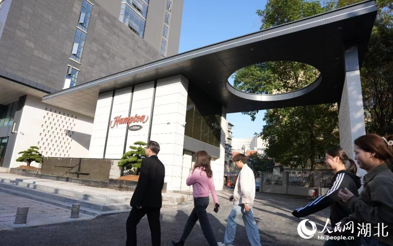 昔日爛尾樓變身知名酒店。人民網(wǎng)記者 郭婷婷攝