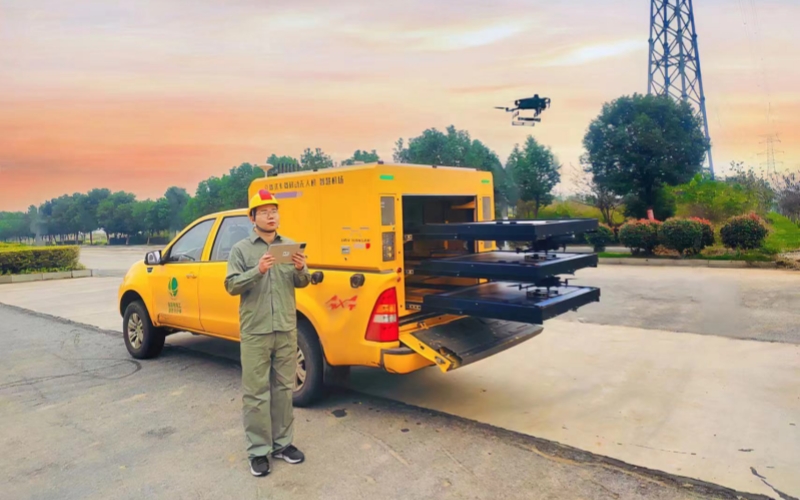 國網(wǎng)湖北電力員工李宏亮利用車載式移動機場對220千伏線路進行自主巡檢。張雨薇攝