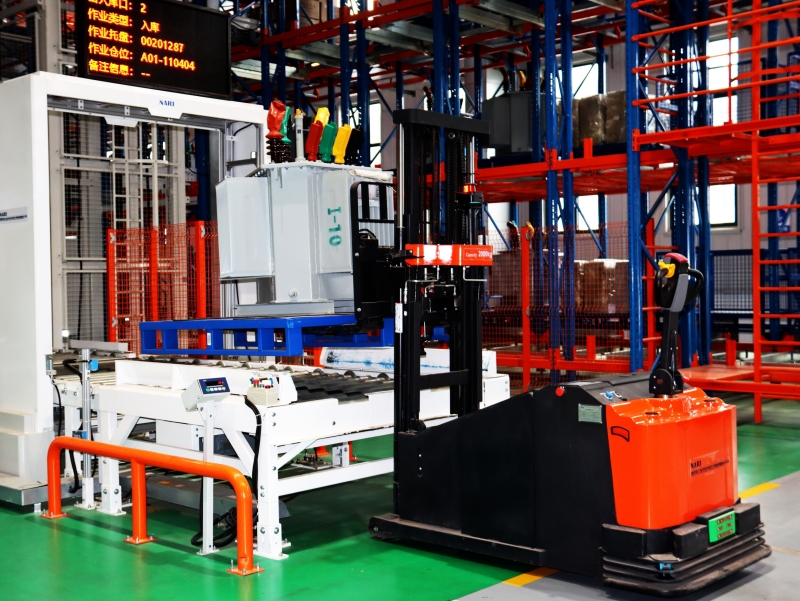 在國網(wǎng)武漢供電公司“檢儲配”一體化基地，智能叉車正將檢驗合格的變壓器送往智能貨架。袁燁攝