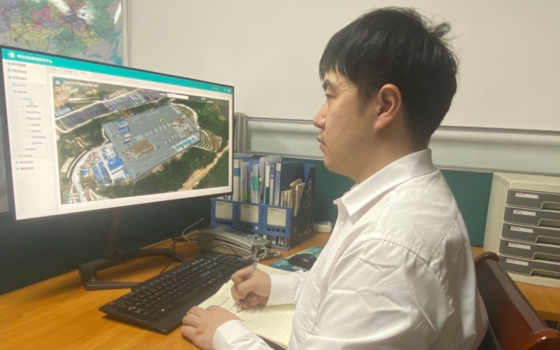 國網(wǎng)湖北電力工作人員通過鄂電項目數(shù)智管理平臺BIM功能模塊查看漢水500千伏變電站施工進度。曹祥魁攝