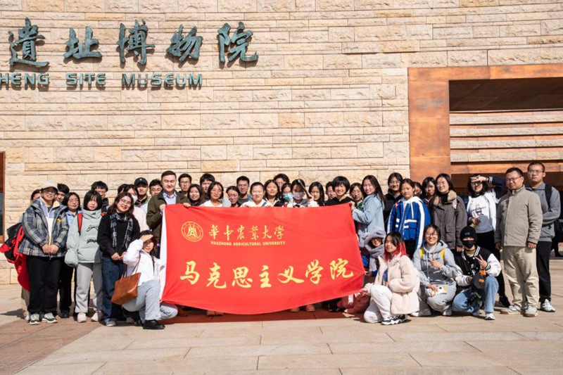 教學(xué)活動師生合影。魏雨城攝