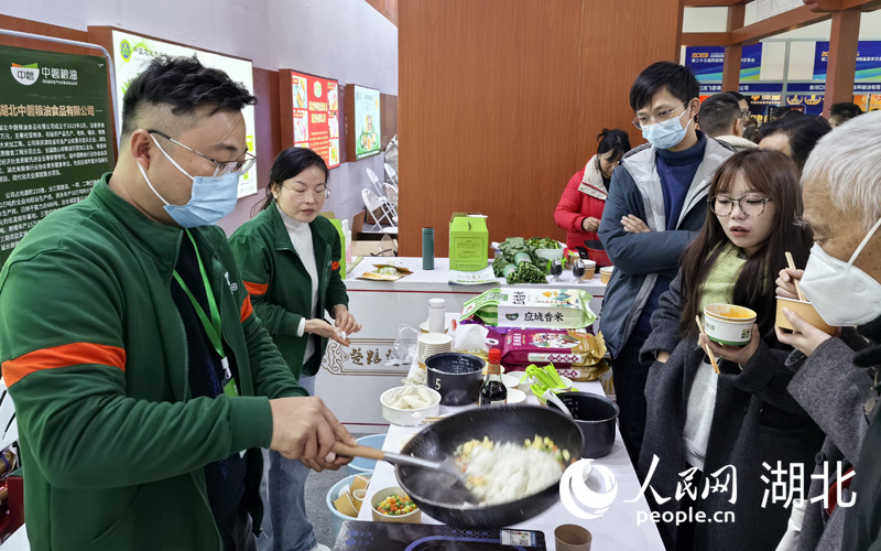 糧油企業(yè)現(xiàn)場(chǎng)炒花飯供品鑒。人民網(wǎng)記者 周雯攝