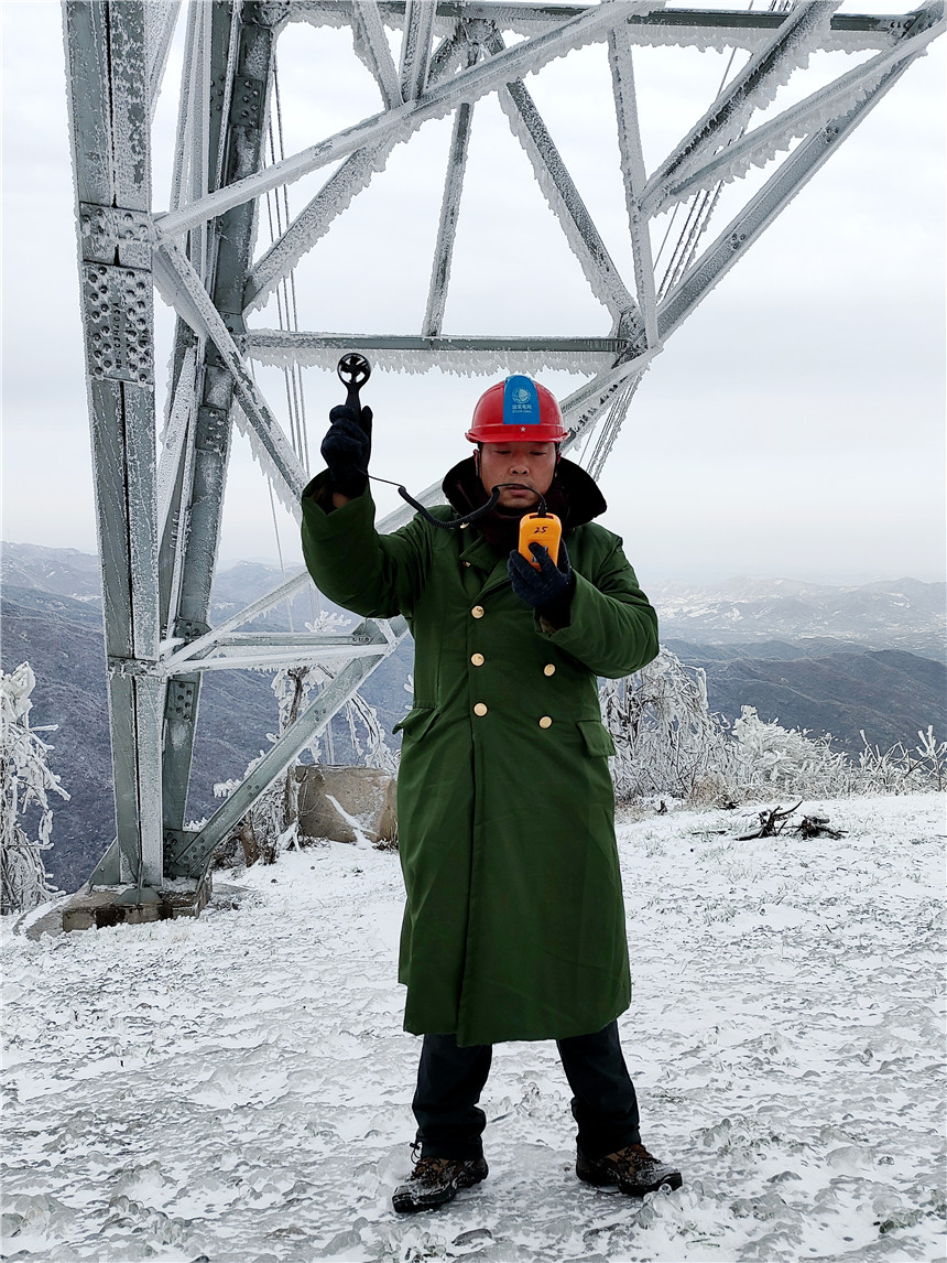 國(guó)網(wǎng)湖北送變電公司運(yùn)維人員在孝感山區(qū)對(duì)±800千伏陜北至武漢特高壓輸電線路重冰區(qū)蹲守監(jiān)控保電。國(guó)網(wǎng)湖北送變電公司供圖