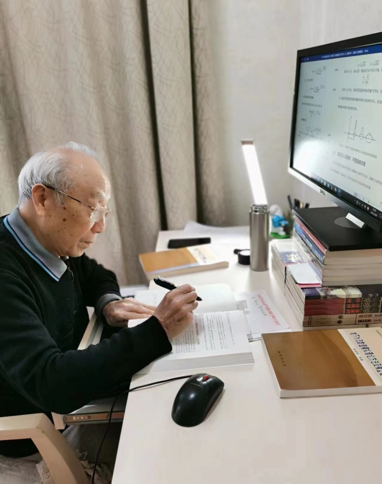 工作中的陳崇希。受訪者供圖