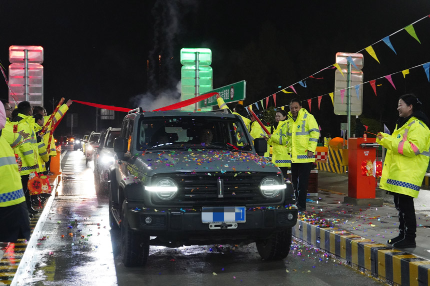 張南高速宣咸段正式開通，第一輛車通過忠堡收費(fèi)站。胡嬌萱攝