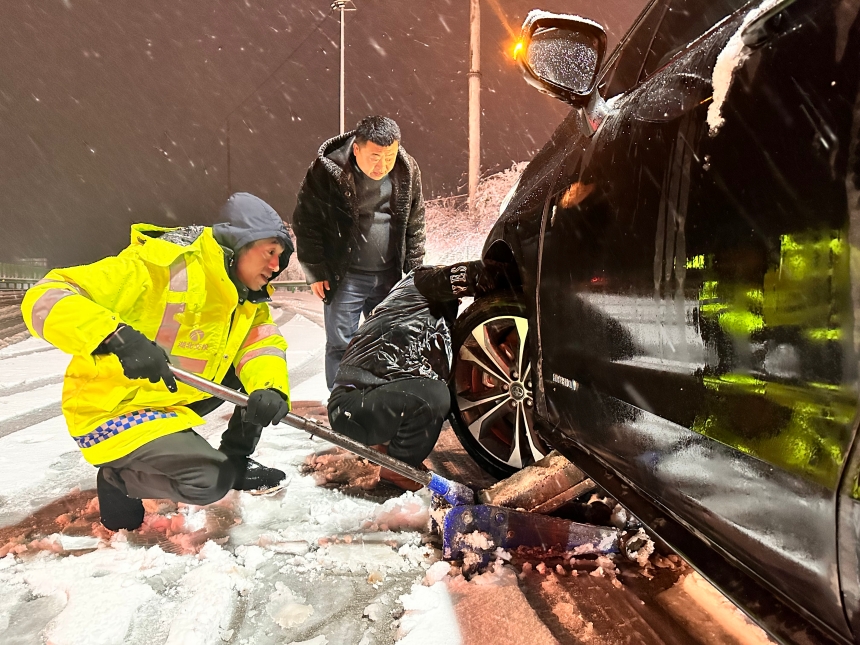 為下高速走國道司機(jī)安裝防滑鏈_副本