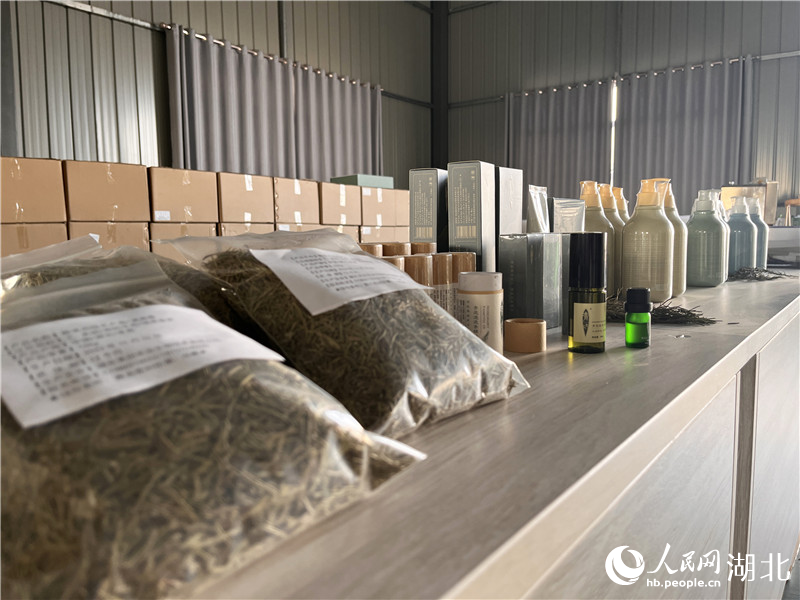 干葉、純露、精油等迷迭香深加工產(chǎn)品。人民網(wǎng)記者 張雋攝