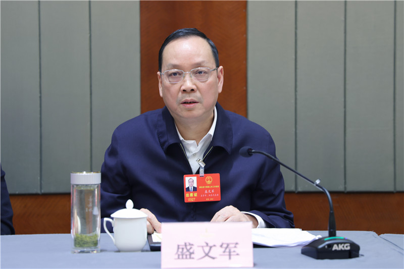 省人大代表、潛江市委書記盛文軍。關(guān)業(yè)超攝