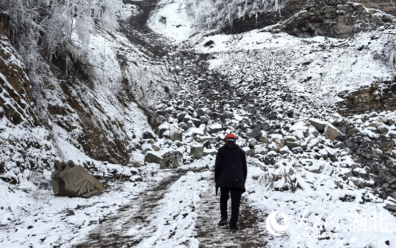 孫國(guó)富走在山路上。人民網(wǎng)記者 周雯攝