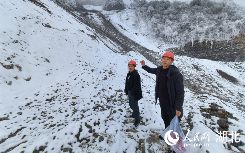 孫國(guó)富（右）和張應(yīng)軒（左）介紹情況。人民網(wǎng)記者 周雯攝