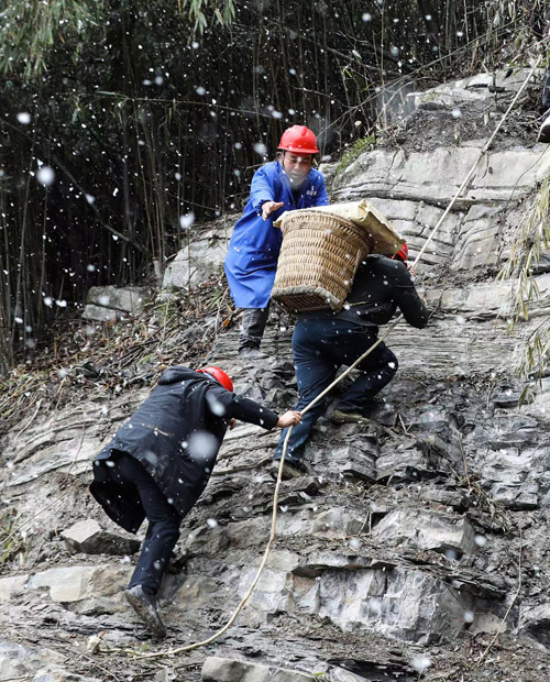 村民正在運(yùn)物資。梅珂攝