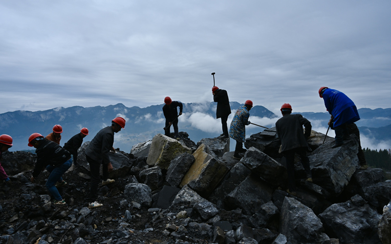 施工隊(duì)正在開(kāi)山鑿路。沈祥輝攝