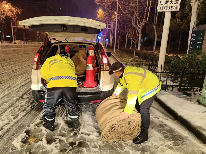 為道路鋪設(shè)防滑墊。焦軒攝