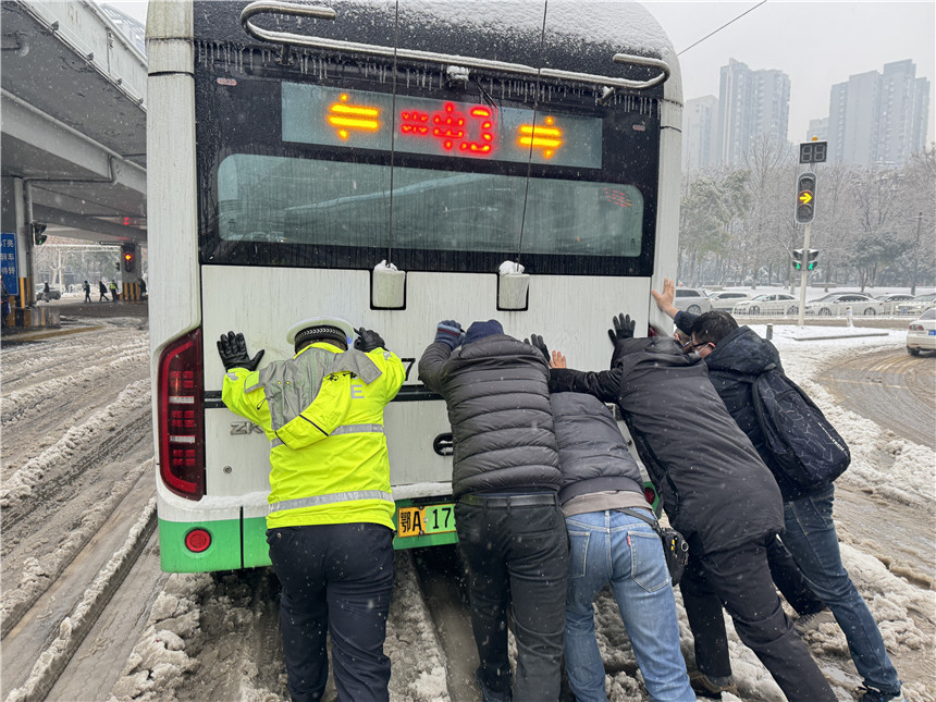 推公交車。焦軒攝