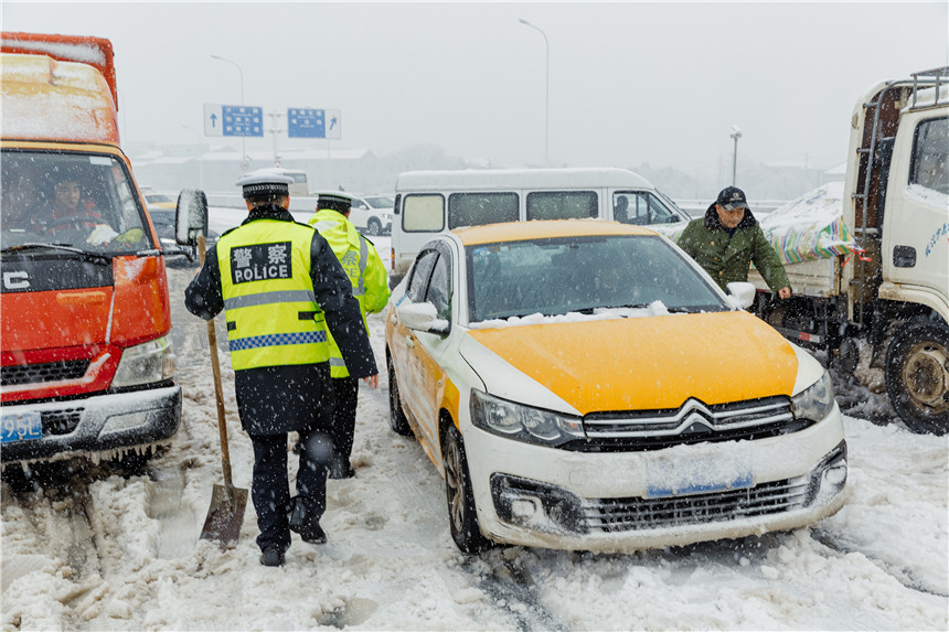 幫助受困車輛脫困。焦軒攝