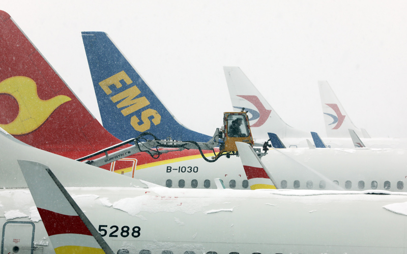 停機(jī)坪上等待除冰的飛機(jī)。天河機(jī)場供圖