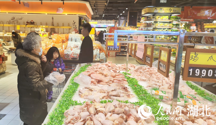 武漢商超里，市民正在選購商品。人民網(wǎng)記者 王郭驥攝