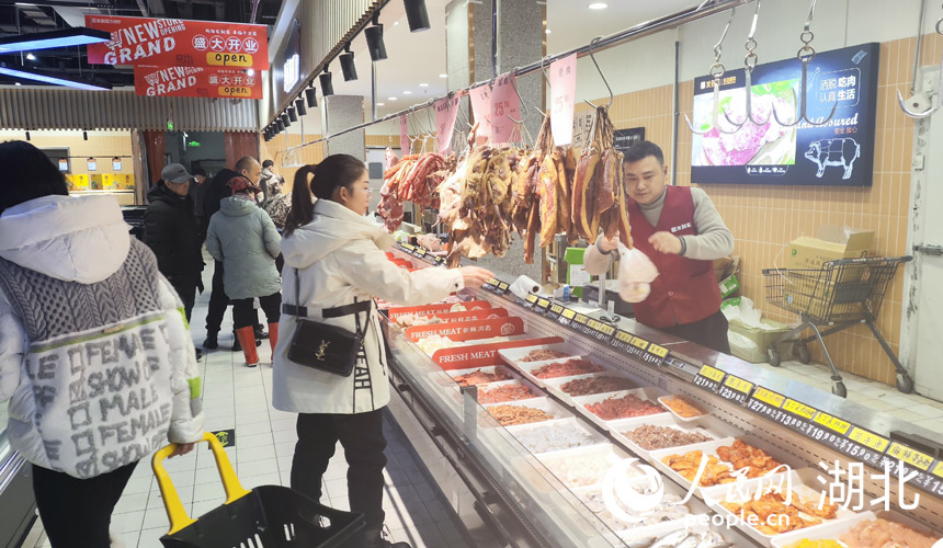 武漢商超里，市民正在選購(gòu)商品。人民網(wǎng)記者 王郭驥攝