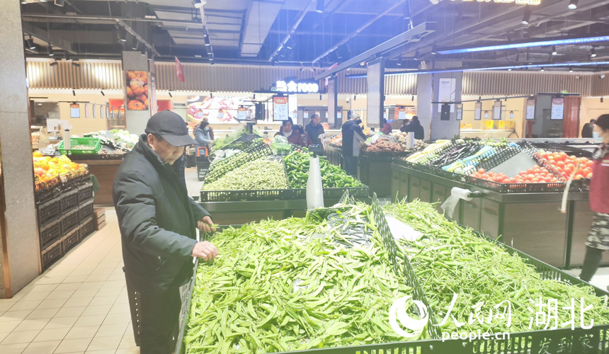 武漢商超里，市民正在選購商品。人民網(wǎng)記者 王郭驥攝