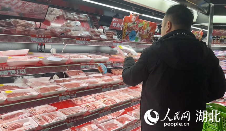 武漢商超里，市民正在選購商品。人民網(wǎng)記者 張沛攝