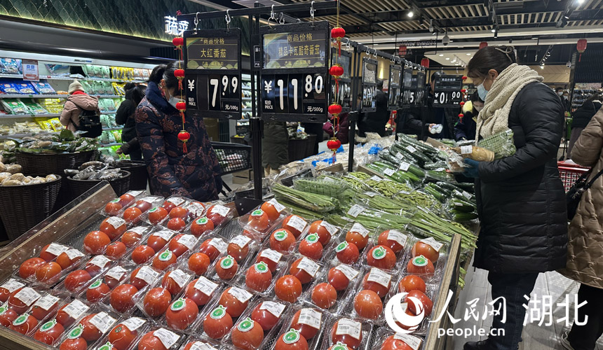 武漢商超里，市民正在選購商品。人民網記者 張沛攝