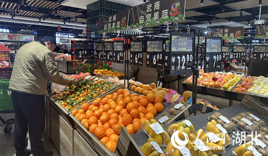 武漢商超里，市民正在選購商品。人民網(wǎng)記者 張沛攝