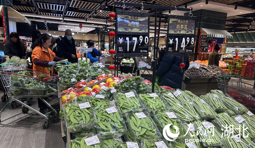 武漢商超里，市民正在選購(gòu)商品。人民網(wǎng)記者 張沛攝