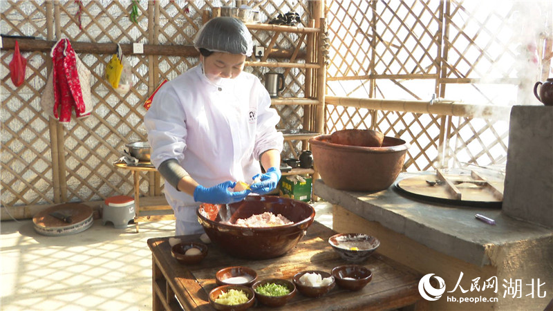 傳統(tǒng)的巴河魚丸是全手工制作。