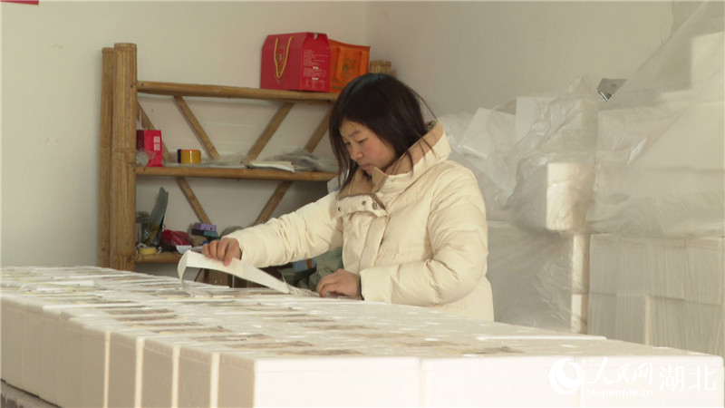 陳新芳在核對年前要發(fā)出的魚丸。