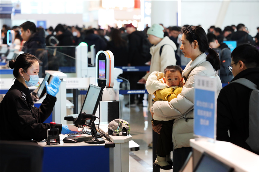 旅客正在排隊(duì)。湖北機(jī)場(chǎng)集團(tuán)供圖