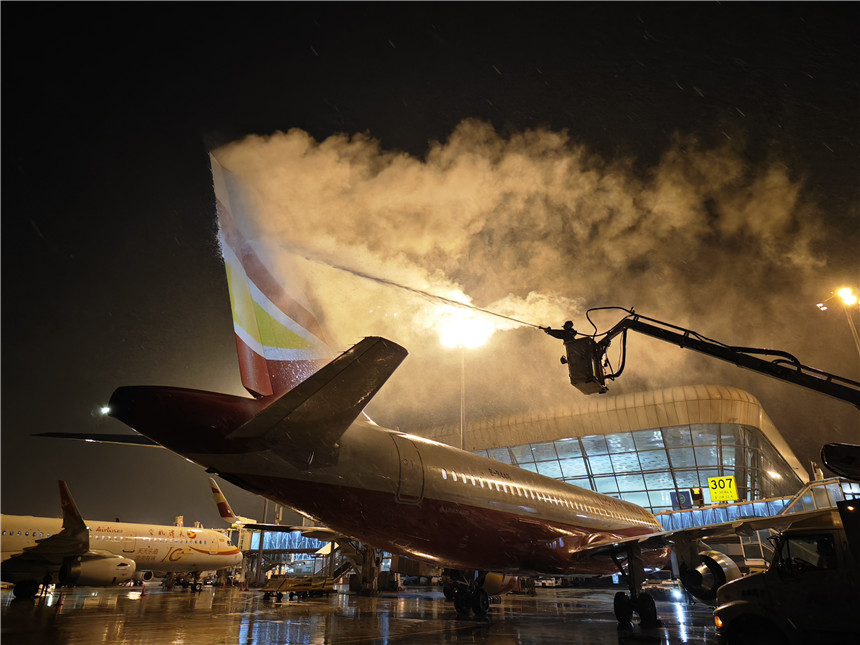 工作人員正在為飛機除冰。湖北機場集團供圖
