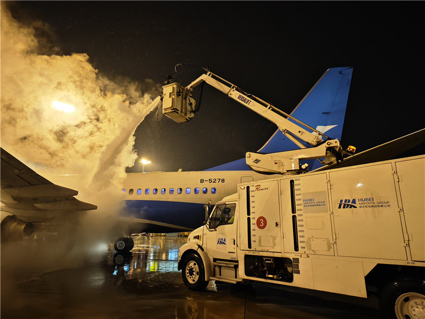 除冰作業(yè)。湖北機場集團供圖