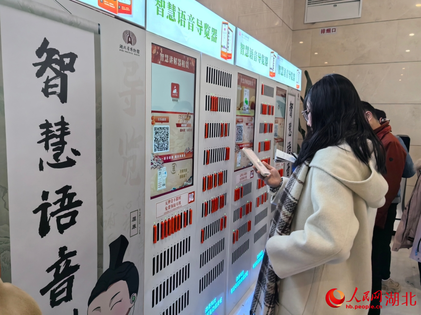 市民紛紛租借智慧語音導(dǎo)覽設(shè)備。人民網(wǎng) 周雯攝