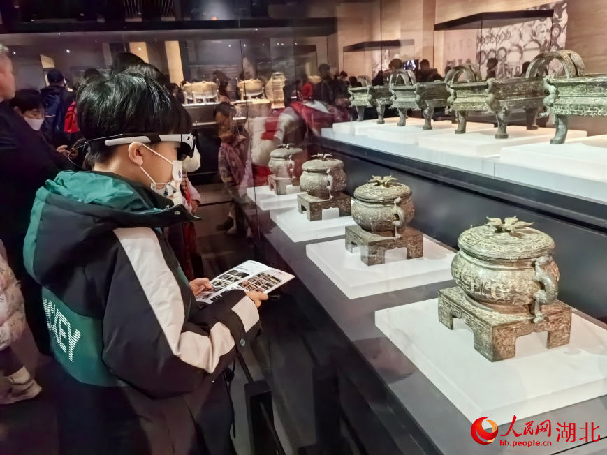 游客帶著AR眼鏡參觀。人民網(wǎng)記者 周雯攝