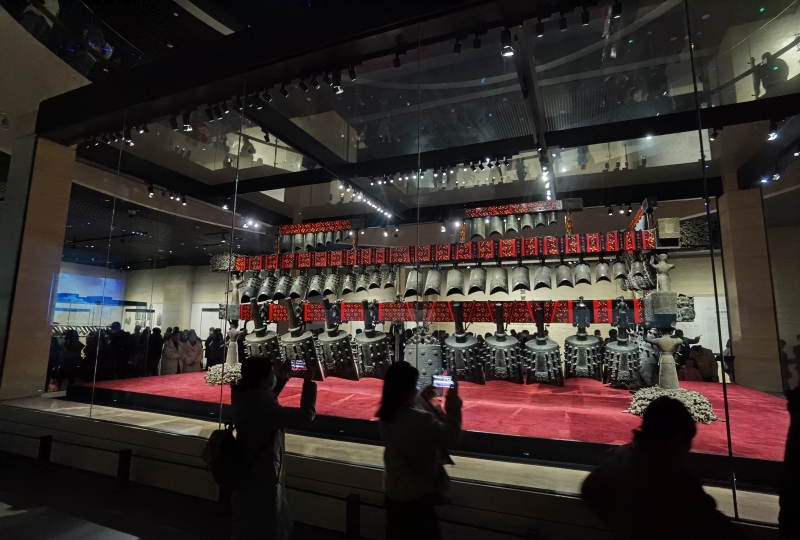 游客在參觀編鐘。人民網(wǎng)記者 周雯攝