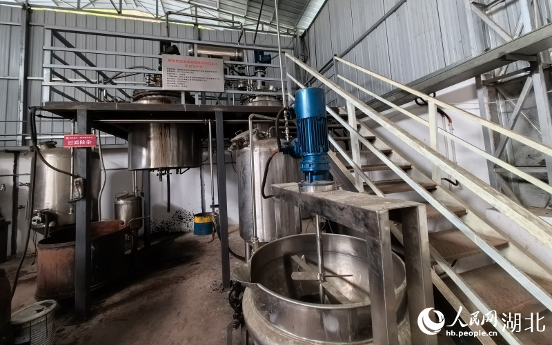 壩漆工業(yè)化量產(chǎn)設(shè)備。人民網(wǎng)記者 周雯攝