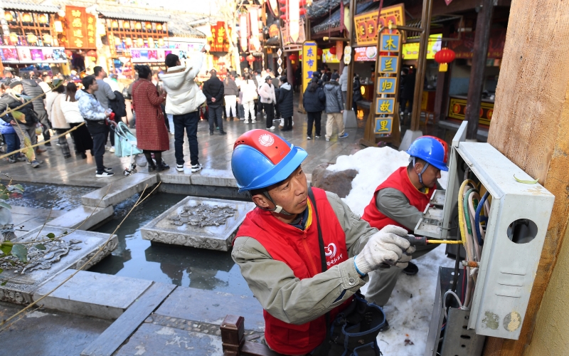 2月11日，在湖北武漢木蘭花鄉(xiāng)景區(qū)，國網(wǎng)武漢供電公司工作人員對景區(qū)供電設(shè)備進(jìn)行全面檢查，確保景區(qū)安全穩(wěn)定用電。