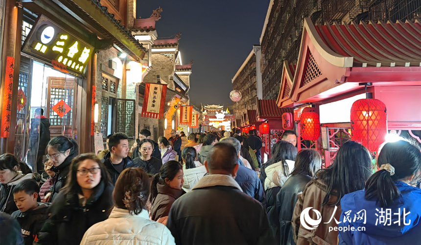 “老街“匯聚了23家”非遺”項目和本地老字號。人民網(wǎng)記者 郭婷婷攝