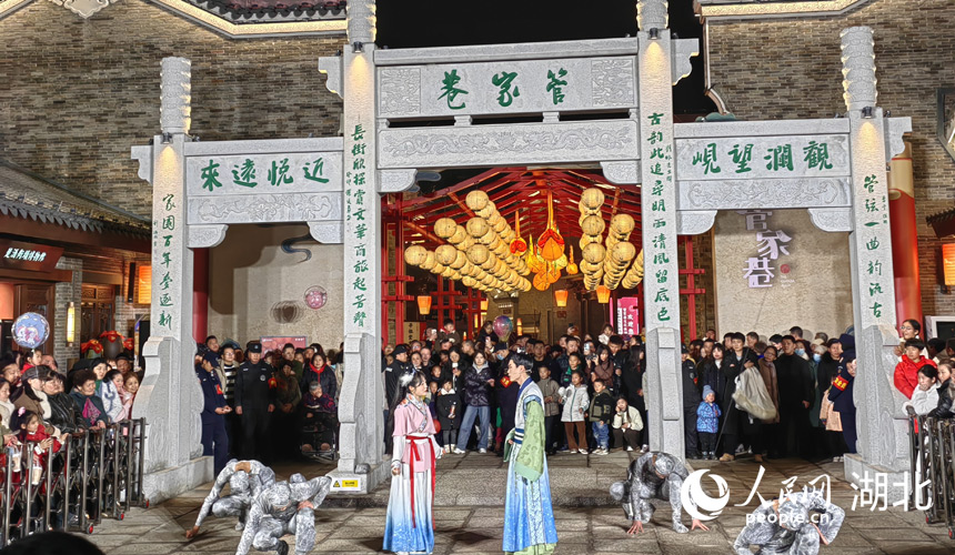 新改建的老街管家巷成為襄陽古城的重要組成部分。人民網(wǎng)記者 郭婷婷攝