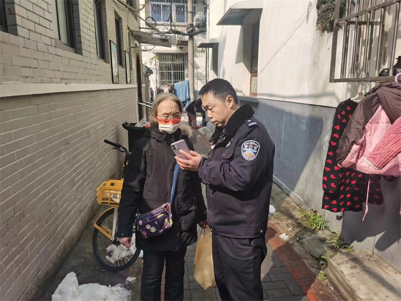 除夕當(dāng)天馮小明在轄區(qū)走訪。