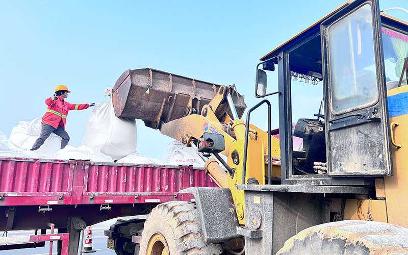 襄陽(yáng)運(yùn)營(yíng)公司在宜城工區(qū)進(jìn)行融雪劑裝車(chē)
