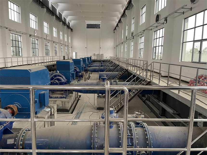 原水預(yù)處理項目加壓泵房內(nèi)景。