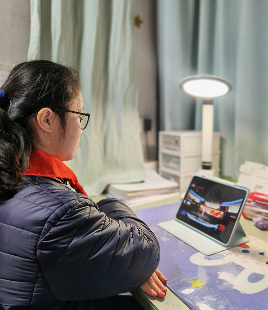 湖北省水果湖第二中學(xué)七(7)班 譚智萌觀看思政大課。受訪者供圖