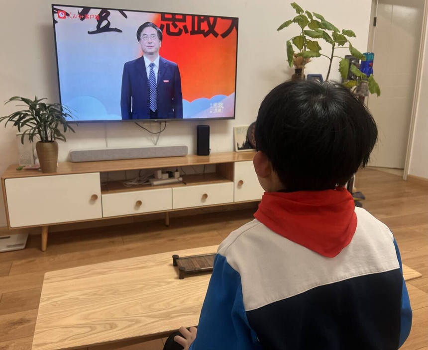 南湖二小學生觀看思政大課。受訪者供圖